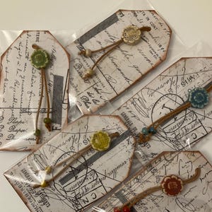 Cierre de diario con cuentas de cerámica hecho a mano: adorno floral para planificador.