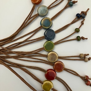 Cierre de diario con cuentas de cerámica hecho a mano: adorno para planificador y marcapáginas.