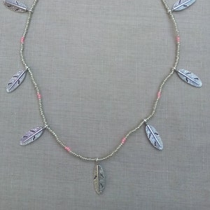 Collane in argento con piume