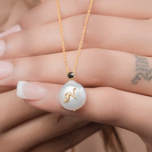 Colar com pingente de pérola inicial de ouro maciço 14k, colar delicado com letras, presente personalizado para ela, joia com pedras preciosas de junho