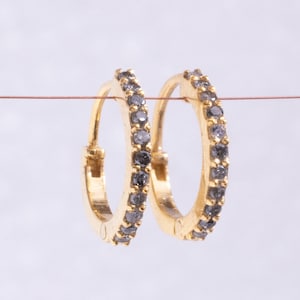 Orecchini a cerchio pendenti con diamanti sale e pepe in oro massiccio 14 carati, gioielli da sposa minimalisti di Skosh, regalo perfetto per le feste per lei.