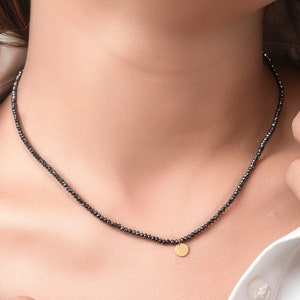 Collar de letras iniciales de oro macizo de 14 quilates, collar de gargantilla de cuentas facetadas de diamante negro, collares de monograma, regalos de aniversario de cumpleaños para ella