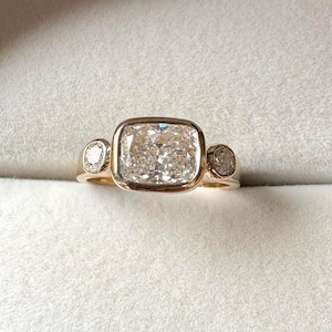 IGI-certifierad förlovningsring med 1,70 karat rektangulär kuddslipad diamant i labbodlad form, vigselring med 3 diamanter i solitaire-utförande, smycken i 14 karat massivt guld
