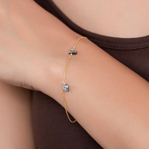 Pulseira personalizada com inicial de diamante bruto em ouro maciço 14K: delicada pulseira da amizade e presente com monograma para mulheres