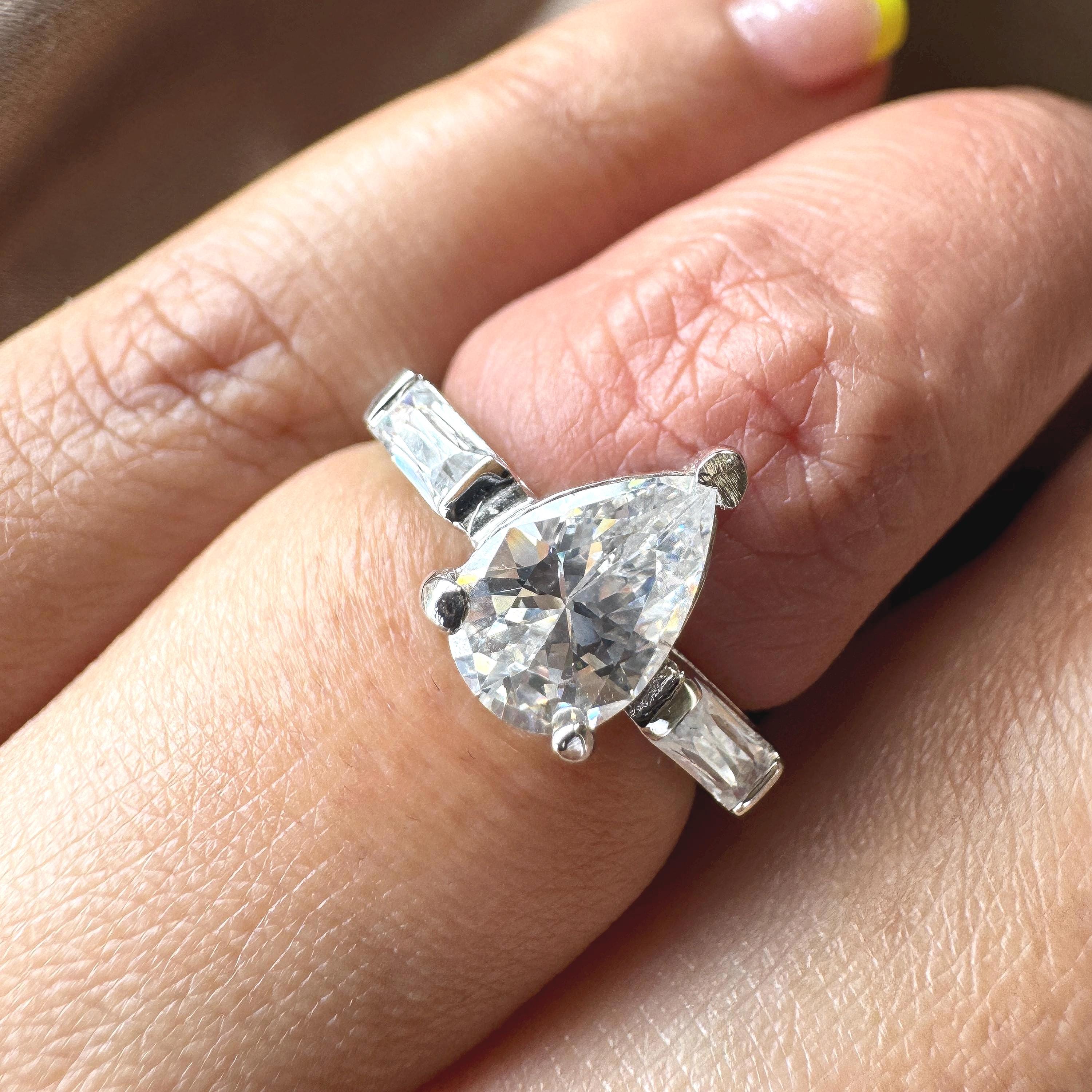 Anillo de compromiso de tres diamantes cultivados en laboratorio, talla  pera VVS2 EF, oro blanco macizo de 9/14 k, anillo de diamantes baguette -  Family Ring - Etsy México, image size:3000x3000