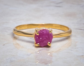 Anillo de compromiso de rubí crudo, anillo de solitario, regalo para ella, anillo de piedra de nacimiento de julio, anillo de promesa de oro sólido de rubí de 14 qt, anillo de rubí natural