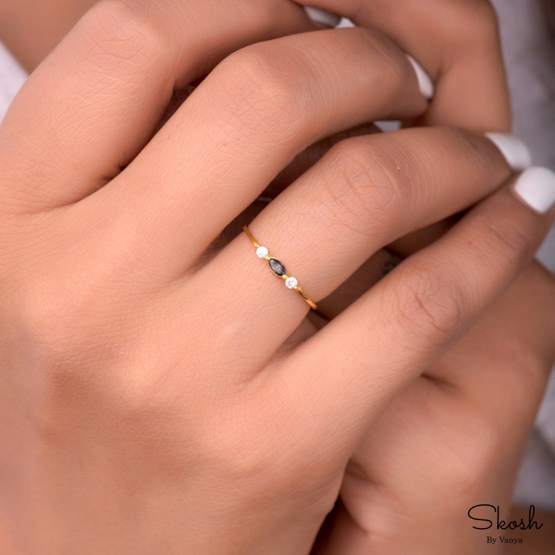 Skosh's Salt and Pepper minimalistischer Marquise DiamantVerlobungsring aus 585er Gelbgold Ein