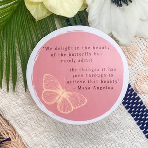 Adesivo con citazione di bellezza, adesivo con citazione di Maya Angelou, etichetta a farfalla, adesivo rosa rotondo, etichetta femminile, etichetta per laptop, adesivo ispiratore, etichetta femminile