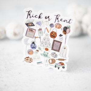 Pu&ograve; includere: Un adesivo bianco con il testo "Trick or Treat" e varie illustrazioni a tema Halloween, tra cui zucche, fantasmi, pipistrelli, caramelle e un cappello da strega.
