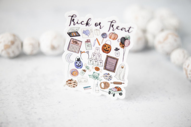 Pu&ograve; includere: Un adesivo bianco con il testo "Trick or Treat" e varie illustrazioni a tema Halloween, tra cui zucche, fantasmi, pipistrelli, caramelle e un cappello da strega.