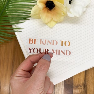Adesivo "Sii gentile con la tua mente", Adesivo per la salute mentale, Adesivo ADHD, Adesivo per laptop, Adesivo per l'amor proprio, Adesivo motivazionale, Adesivi per auto, Ansia