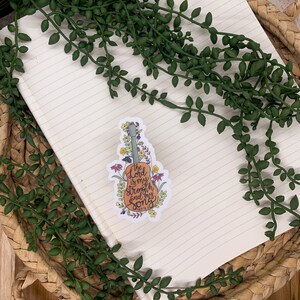 Puede incluir: Una pegatina con una guitarra con detalles florales y el texto "The Lord is my strength and my song" con la referencia b&iacute;blica "Salmo 28:7".
