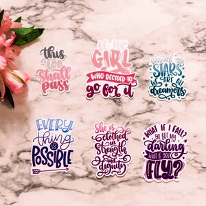 Puede incluir: Conjunto de 8 pegatinas coloridas con citas inspiradoras. Las pegatinas presentan una variedad de fuentes y colores, incluyendo rosa, azul, morado y negro. Las citas incluyen "Esto tambi&eacute;n pasar&aacute;", "S&eacute; la chica que decidi&oacute; ir a por ello", "Bajo las estrellas todos somos so&ntilde;adores", "Todo es posible", "Ella est&aacute; vestida de fuerza y dignidad", "&iquest;Qu&eacute; pasa si me caigo? Oh, pero mi amor, &iquest;y si vuelas?"