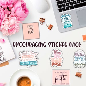 Puede incluir: Un paquete de pegatinas con frases motivadoras. Las pegatinas est&aacute;n sobre una superficie blanca con un port&aacute;til, una taza de caf&eacute;, una regla y flores. Las pegatinas son de color rosa, azul y verde. Las frases incluyen "Nunca te rindas porque las grandes cosas toman tiempo", "Las grandes cosas nunca llegaron de la zona de confort", "Esto tambi&eacute;n pasar&aacute;", "Ve el lado bueno de la situaci&oacute;n", "Fe sobre miedo", y "Caminar&eacute; por fe incluso si no puedo ver".