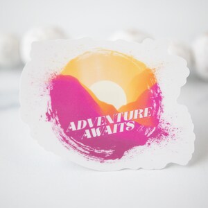 Adesivo Adventure Awaits, decalcomania per auto, regalo per viaggiatori, decalcomania luminosa, adesivo per paraurti, etichetta impermeabile, adesivo per custodia del telefono, decalcomania per bici, skateboard