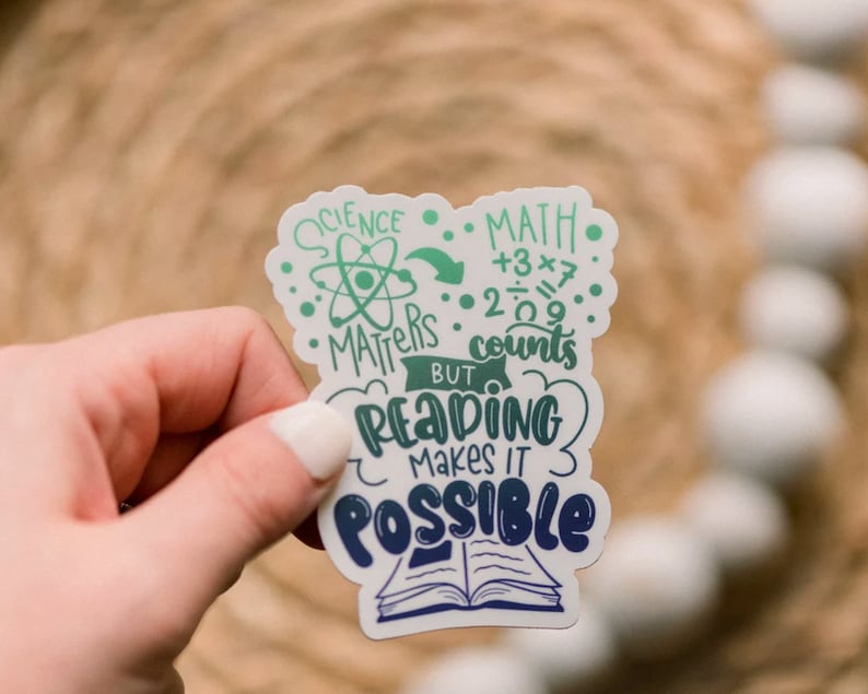 Puede incluir: Una pegatina con un dise&ntilde;o verde y azul que dice "Science Matters But Reading Makes It Possible". La pegatina tambi&eacute;n incluye un s&iacute;mbolo de &aacute;tomo verde y ecuaciones matem&aacute;ticas.