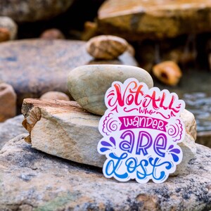 Sticker « Not All Who Wander Are Lost » : Sticker vinyle imperméable image 5