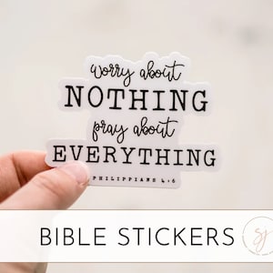 Puede incluir: Pegatina blanca con texto negro que dice "worry about NOTHING pray about EVERYTHING Philippians 4:6". Pegatina de la Biblia.