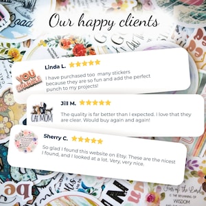 Puede incluir: Un collage de rese&ntilde;as de clientes para una tienda de pegatinas. Las rese&ntilde;as son positivas y destacan la calidad y la diversi&oacute;n de las pegatinas. El texto incluye "Nuestros clientes felices", "He comprado demasiadas pegatinas porque son muy divertidas y a&ntilde;aden el toque perfecto a mis proyectos!" y "La calidad es mucho mejor de lo que esperaba. Me encanta que sean transparentes. &iexcl;Las comprar&iacute;a de nuevo sin dudarlo!"