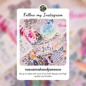Puede incluir: Una colecci&oacute;n de pegatinas de vinilo de colores con varios mensajes y dise&ntilde;os inspiradores, que incluyen "Not All Heroes Wear Capes", "Kindness is Contagious" y "Let Your Smile Change the World". Las pegatinas est&aacute;n dispuestas en una pila sobre un fondo blanco. El texto "Follow my Instagram @savannahandjamesco" est&aacute; en la parte inferior de la imagen. Mantente al d&iacute;a con m&aacute;s de mis dise&ntilde;os frescos y pegatinas de vinilo de alta calidad.