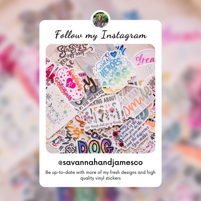 Puede incluir: Una colecci&oacute;n de pegatinas de vinilo de colores con varios mensajes y dise&ntilde;os inspiradores, que incluyen "Not All Heroes Wear Capes", "Kindness is Contagious" y "Let Your Smile Change the World". Las pegatinas est&aacute;n dispuestas en una pila sobre un fondo blanco. El texto "Follow my Instagram @savannahandjamesco" est&aacute; en la parte inferior de la imagen. Mantente al d&iacute;a con m&aacute;s de mis dise&ntilde;os frescos y pegatinas de vinilo de alta calidad.