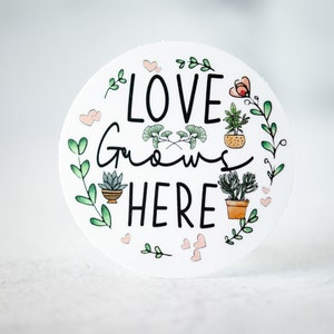Sticker liefde groeit hier, botanisch label, sticker plant moeder, sticker pot, sticker plantenbak, sticker waterfles, waterdicht label, plantenliefhebber