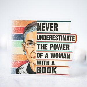 Unterschätzen Sie niemals RBG-Zitat-Aufkleber, Die Macht einer Frau Wasserflaschen-Aufkleber, feministischer Aufkleber, Eine Frau mit einem Buch, soziale Gerechtigkeit