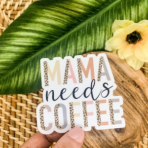 Pegatina "Mamá necesita café", pegatina divertida para mamá, pegatina de café, regalo para amantes del café, etiqueta para botella de agua, pegatina para portátil, calcomanía para coche, maternidad