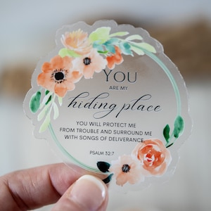 Peut inclure: Un autocollant transparent avec un motif floral et le texte "YOU ARE MY hiding place YOU WILL PROTECT ME FROM TROUBLE AND SURROUND ME WITH SONGS OF DELIVERANCE. PSALM 32:7"