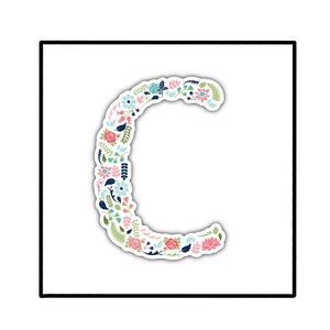Pu&ograve; includere: Uno sfondo bianco con un bordo quadrato nero. All'interno del quadrato c'&egrave; una lettera C fatta di fiori rosa, blu e verdi.