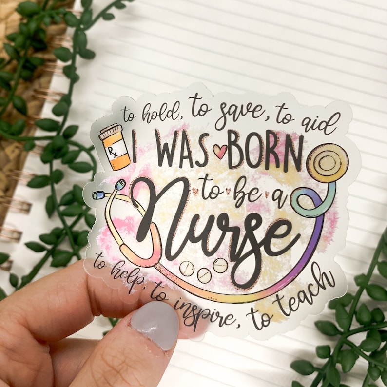 Op de afbeelding: Een transparante sticker met een aquarel achtergrond in tinten roze, geel en blauw. De sticker toont een stethoscoop, een pillenflesje en de tekst "I was born to be a nurse to hold, to save, to aid, to help, to inspire, to teach".