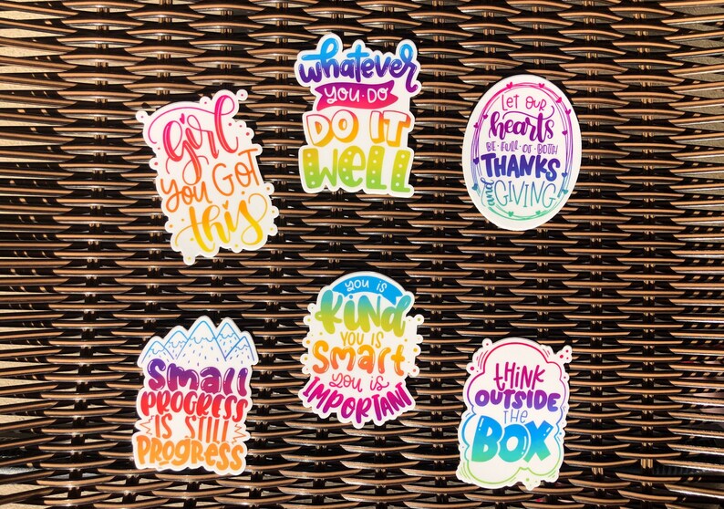 Puede incluir: Un conjunto de 7 pegatinas coloridas con frases motivacionales. Las pegatinas presentan degradados de arco&iacute;ris y letras escritas a mano. Las frases incluyen "Girl you got this", "Whatever you do, do it well", "Let our hearts be full of thanks giving", "You is kind, you is smart, you is important", "Small progress is still progress", y "Think outside the box".