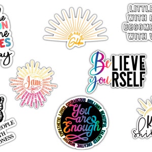 Puede incluir: Un conjunto de 9 pegatinas coloridas con citas y dise&ntilde;os inspiradores. Las pegatinas presentan frases como "S&eacute; la raz&oacute;n por la que alguien sonr&iacute;e hoy", "Eres tan Golden", "Cree en ti mismo", "Eres suficiente", y "Sigue brillando".