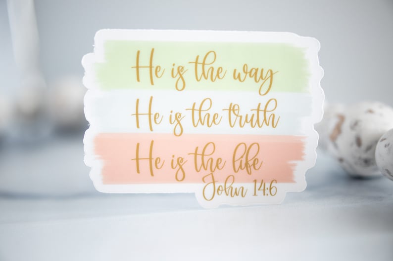 Pode incluir: Um adesivo com fundo verde claro, branco e rosa claro. O adesivo tem letras douradas que dizem "Ele &eacute; o caminho, Ele &eacute; a verdade, Ele &eacute; a vida, Jo&atilde;o 14:6".
