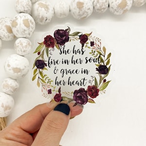 She Has Fire In Her Soul & Grace In Her Heart, Frauen Empowerment, feministische Aufkleber, Fensteraufkleber, Laptop Aufkleber, Frauenrechte Aufkleber