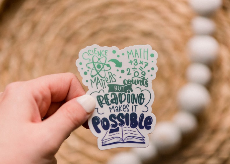 Puede incluir: Pegatina blanca con texto verde y azul que dice "Science Matters, Math Counts, But Reading Makes It Possible". La pegatina presenta un s&iacute;mbolo de &aacute;tomo, ecuaciones matem&aacute;ticas y un libro abierto.