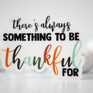 Siempre hay algo por lo que estar agradecido, calcomanía troquelada perfecta de Acción de Gracias con mensaje positivo