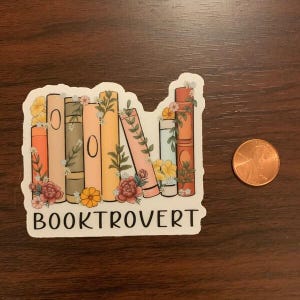 Adesivo Booktrovert, adesivi per libri, adesivo Kindle, adesivo Romantasy, decalcomania libresca, adesivo per laptop, regalo per topi di biblioteca, adesivo per lettori, vinile immagine 3