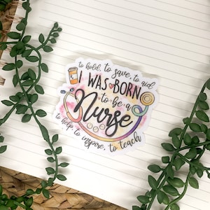Op de afbeelding: Een kleurrijke sticker met een stethoscoop, pillen en de tekst "to hold, to save, to aid I WAS BORN to be a NURSE to help, to inspire, to teach".
