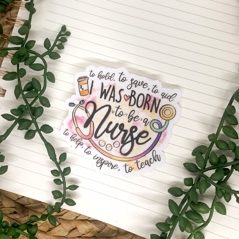 Op de afbeelding: Een kleurrijke sticker met een stethoscoop, pillen en de tekst "to hold, to save, to aid I WAS BORN to be a NURSE to help, to inspire, to teach".
