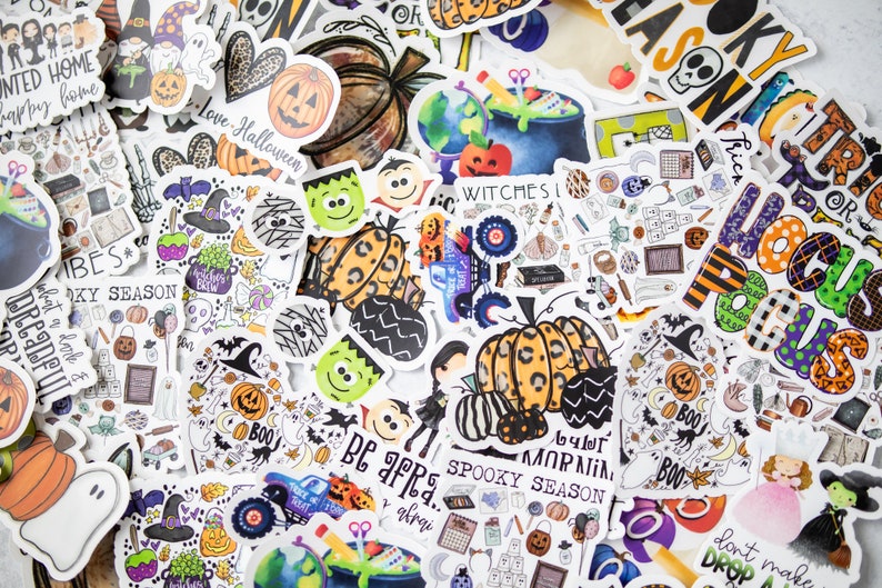 Puede incluir: Una colecci&oacute;n de pegatinas con tem&aacute;tica de Halloween con varios dise&ntilde;os, incluyendo calabazas, brujas, fantasmas y el texto "Spooky Season".