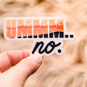 Pode incluir: Um adesivo branco com o texto "UMMM... no." em preto. A palavra "UMMM" est&aacute; em uma fonte de estilo retr&ocirc; com listras laranja, amarelo e vermelho.