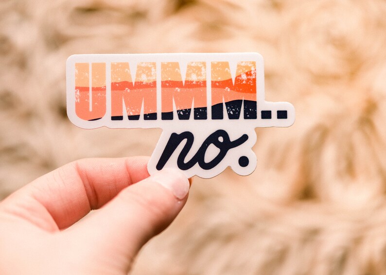 Pode incluir: Um adesivo branco com o texto "UMMM... no." em preto. A palavra "UMMM" est&aacute; em uma fonte de estilo retr&ocirc; com listras laranja, amarelo e vermelho.