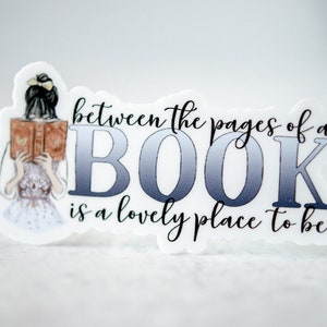 Entre las páginas de un libro hay un lugar encantador donde estar, calcomanía de libro, calcomanía de libros, calcomanía de Kindle, etiqueta de taza, Booktok, calcomanías de Booktrovert