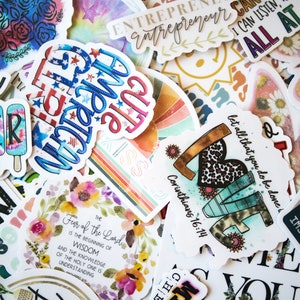 Pode incluir: Conjunto de adesivos coloridos com v&aacute;rios designs e frases, incluindo "Hello Summer", "Que tudo o que voc&ecirc; fizer seja feito com amor", "O temor do Senhor &eacute; o princ&iacute;pio da sabedoria" e "Empreendedor".