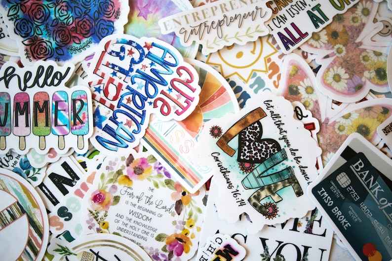 Pode incluir: Conjunto de adesivos coloridos com v&aacute;rios designs e frases, incluindo "Hello Summer", "Que tudo o que voc&ecirc; fizer seja feito com amor", "O temor do Senhor &eacute; o princ&iacute;pio da sabedoria" e "Empreendedor".