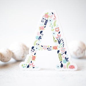 Letra "A" floral, calcomanía de vinilo, regalo para mejor amigo, calcomanías para laptop, calcomanías con nombre, calcomanías con monograma, calcomanía floral, calcomanía impermeable