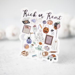Pu&ograve; includere: Un foglio di adesivi con il testo "Trick or Treat" e varie illustrazioni a tema Halloween, tra cui zucche, fantasmi, pipistrelli, caramelle e un cappello da strega.