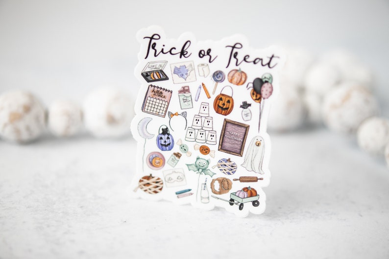 Pu&ograve; includere: Un foglio di adesivi con il testo "Trick or Treat" e varie illustrazioni a tema Halloween, tra cui zucche, fantasmi, pipistrelli, caramelle e un cappello da strega.