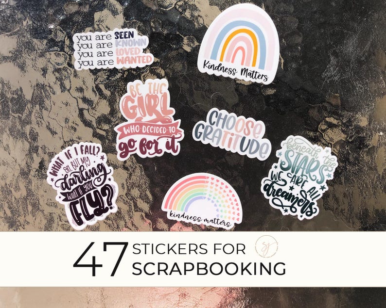Puede incluir: Un conjunto de 47 pegatinas coloridas con citas inspiradoras y dise&ntilde;os de arco&iacute;ris. Las pegatinas presentan frases como "What if I fall? But my darling, what if you FLY?", "Be the girl who decided to go for it", "Choose Gratitude", "Beneath the stars we are all dreamers", and "Kindness Matters".